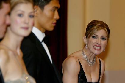 Una rara avis: Madonna no consigue ocultar sus nervios antes de saludar a la reina Isabel, en una gala celebrada en el palacio de Buckingham