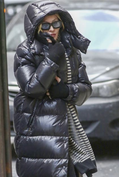 Madonna aprovechó su tiempo libre para pasear por la ciudad de Nueva York. La reina del pop estuvo acompañada por su novio, el futbolista Akeem Morris, y su hijo David Banda. Un camperón inflable con capucha de la firma Cavettaz de Moncler fue su ítem elegido para enfrentar las bajas temperaturas de La Gran Manzana