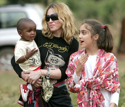Madonna, con su hijo adoptivo David Banda en sus brazos y su hija Lourdes, en un orfanato de Mchinji, Malawi