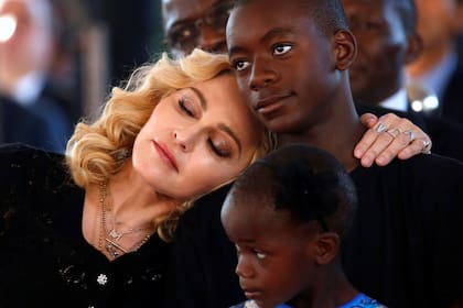 Madonna junto a dos de sus hijos adoptivos, David Banda -que fue recientemente fichado por el club de fútbol Benfica, en Portugal- y la pequeña Stella