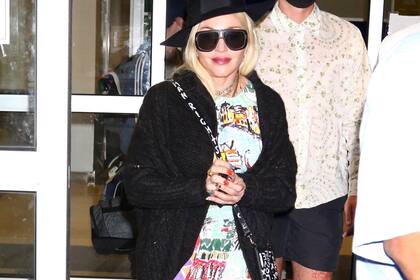 Madonna fue captada por los paparazzi mientras caminaba por el aeropuerto de Nueva York