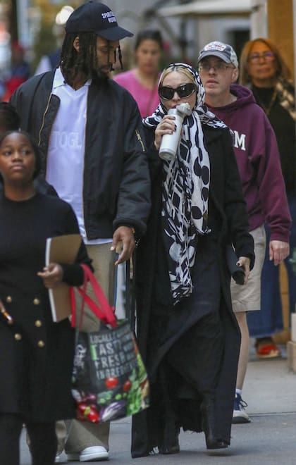 Madonna fue vista en Nueva York acompañada por su novio Akeem Morris y sus hijas gemelas, Stella y Estere. La reina del pop pasó desapercibida con un pañuelo blanco y negro sobre su cabeza, anteojos negros y un trench negro hasta los pies