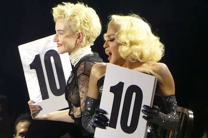 Madonna junto a Julia Garner sobre el escenario