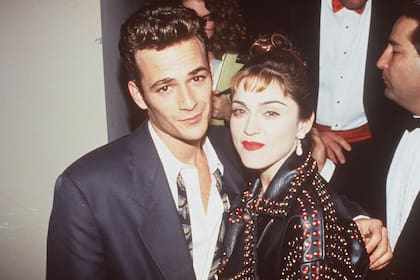 Madonna junto al actor Luke Perry, con quien protagonizó un promocionado romance en los años noventa