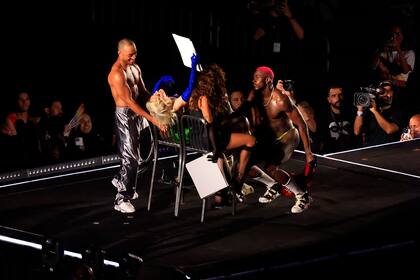 Madonna y Anitta tras la interpretación de "Vogue", el segmento del show convertido en un divertido reality show