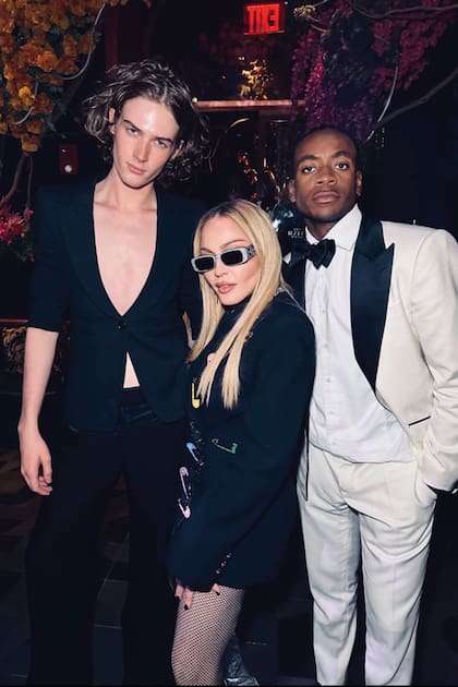 Madonna y David Banda junto al modelo Liam Mackenzie. La cantante y la madre de Liam, la escritora Erin Cressida Wilson, son muy amigas.
