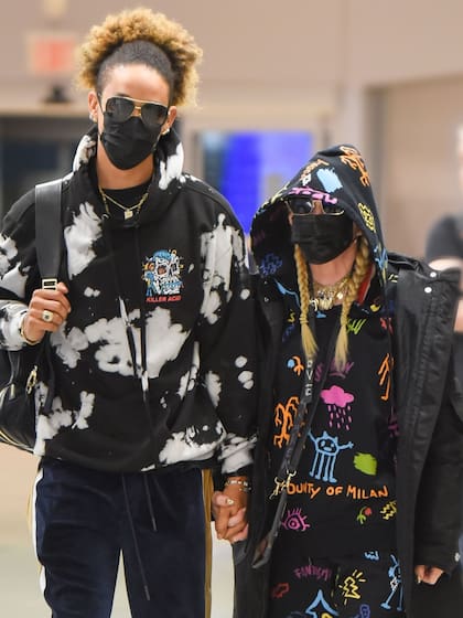 Madonna y su novio, el bailarín Ahlamalik Williams, por emprender un viaje en el aeropuerto JFK donde buscaron pasar inadvertidos