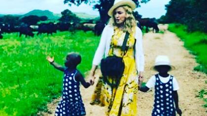 Madonna y sus dos pequeñas de cuatro años