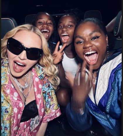 Madonna y sus hijas rumbo al recital de Beyoncé