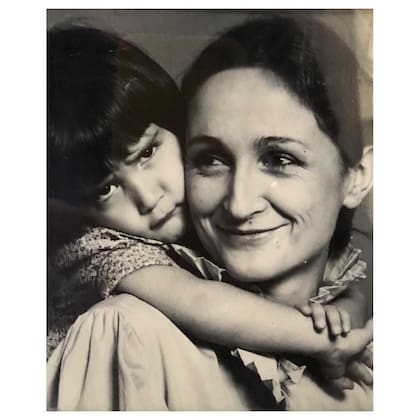 Madre de Iara y Romeo, fruto de su relación con el artista plástico Leandro Erlich, Luna es hija de Teresa de Anchorena y el fotógrafo y pintor Rolando Paiva. En la foto, junto a su mamá Teresa