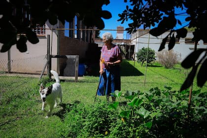 Madre de tres mujeres, Elena Placci pasa tiempo en su casa cultivando su huerta