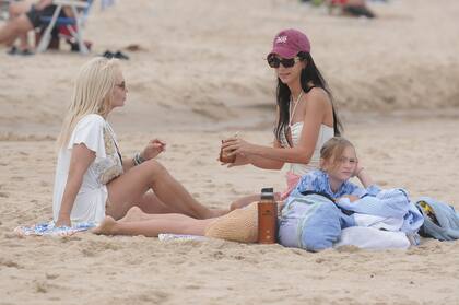 Madre e hija aprovecharon para ponerse al día. “Feliz y agradecida por (…) un finde XXL en el cual no paramos de reírnos. Los amo con mi alma”, escribió en su cuenta de Instagram Nora Colosimo, quien aprovechó, también, para caminar por la playa y jugar con sus nietos.