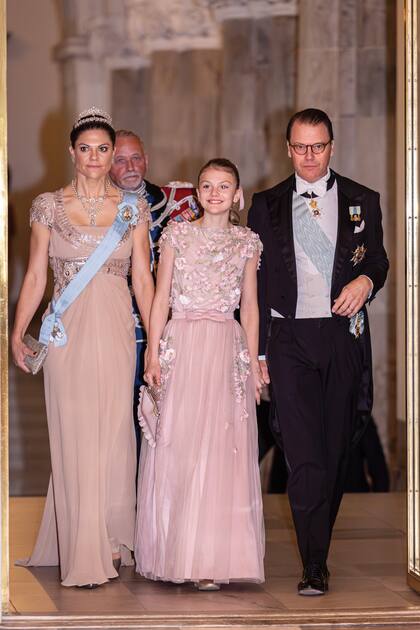 Madre e hija armaron sus looks en la misma gama. Victoria con un diseño de Elie Saab en tono nude con detalles de pedrería en las mangas y la cintura y la tiara de Laurel, una pieza que perteneció a la princesa Lilian. Estelle con un vestido con falda de tul, adornado por flores en relieve y bordados, by Christer Lindarw.