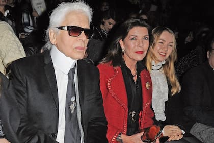 Madre e hija compartieron más de una primera fila con Karl Lagerfeld. El diseñador alemán era íntimo de Carolina.