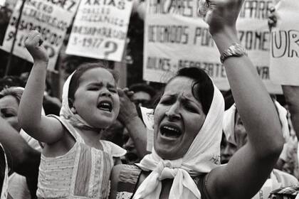 Madre e hija de Plaza de Mayo, de Adriana Lestido, 1982