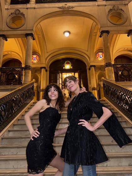 Madre e hija durante el acto académico (Foto: Instagram @elofurriel_)