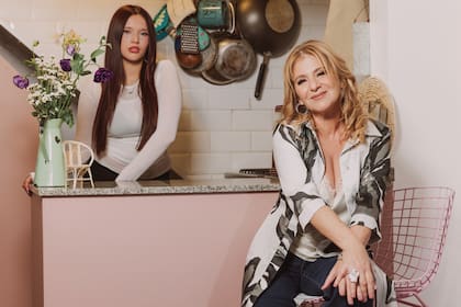 Madre e hija en la barra de la cocina