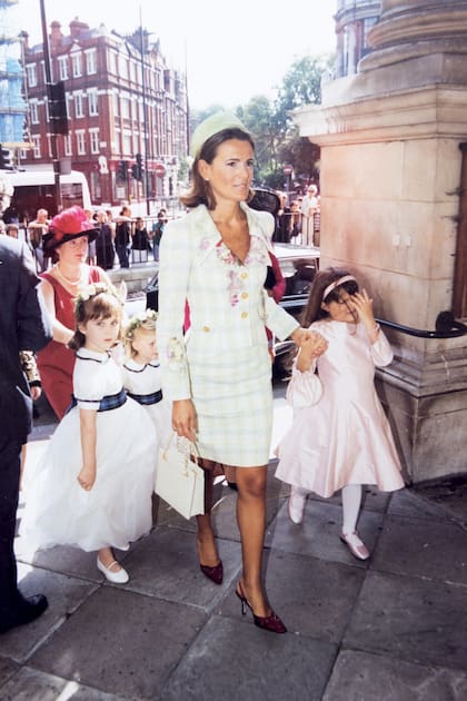 Madre e hija en un casamiento en Londres, donde se la ve a Rossella con un look muy “Jackie O” y a Tosky, tomada de su mano,
como una auténtica princesita.