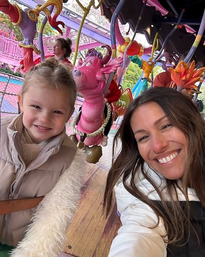 Madre e hija felices (¡y muy parecidas!) en una calesita. Antes de sus vacaciones en el exterior, Anita estuvo con su padre, Roberto García Moritán, en Costa Esmeralda, aunque no pudo estar presente en el cumpleaños del economista, que fue el sábado 18, un día después del de Pampita