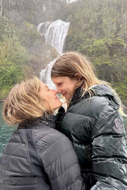 Madre e hija frente al Nahuel Huapi.