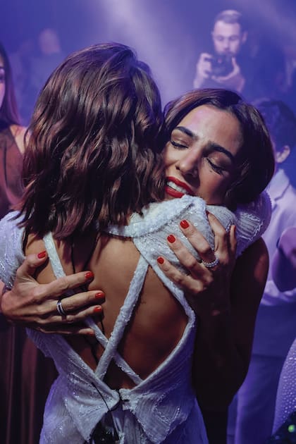 Madre e hija, fundidas en un abrazo en medio de la pista, uno de los momentos más emotivos del cumpleaños.