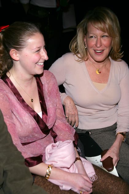 Madre e hija, juntas en un
desfile de Zac Posen, en Bryant Park, Nueva York, en 2005