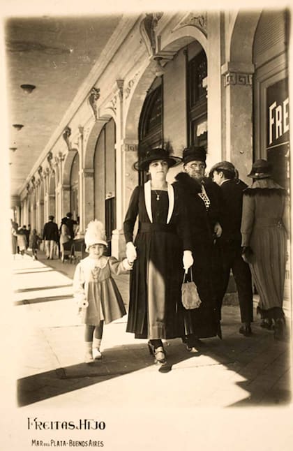 Madre e hija paseando, retratadas por Freitas Henriques.