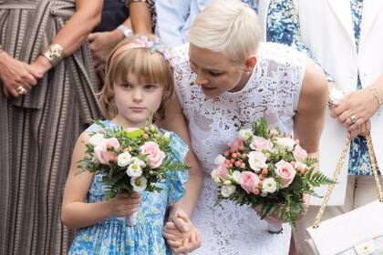 Madre e hija recibieron ramos de flores durante el evento, que marca el fin del verano europeo.