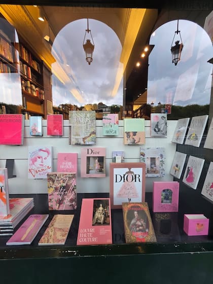 Madre e hija recorrieron la capital francesa en 24 horas (Foto: Instagram @emilia_att)