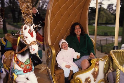 Madre e hija se divierten en un carrousel parisino, en 1987.