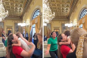 Madre e hija se funden en un abrazo en el Palacio de Miraflores en Caracas