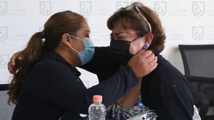 Madre e hija se fundieron en un abrazo tras conocer el resultado de las pruebas genéticas que confirmaron su parentesco