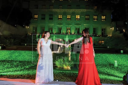 Madre e hija, siempre unidas, posan en los jardines del Duhau. Durante la noche, la cumpleañera lució dos trajes de Ivana Picallo. Este, con cut out, fue el segundo. La abogada optó por un diseño rutilante de Valentino.
