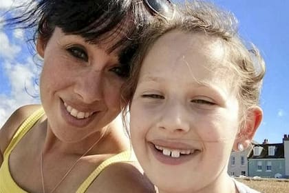 Madre e hija solían recoger distintos objetos de la playa para hacer manualidades cuando encontraron con la granada