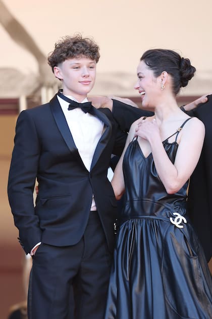 Madre e hijo deslumbraron con looks coordinados en negro. Marion apostó por un vestido de cuero de Chanel, mientras que Marcel lució un clásico smoking con moño