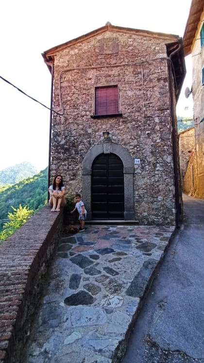 Madre e hijo en Pueblo de Lucchio, Toscana.
