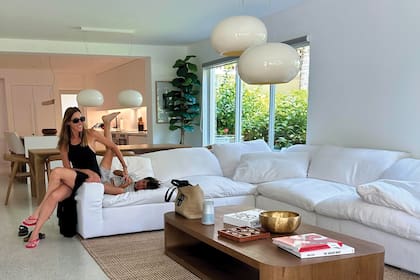 Madre e hijo en un momento de
complicidad y risas en el living de
su departamento de Bal Harbour.
