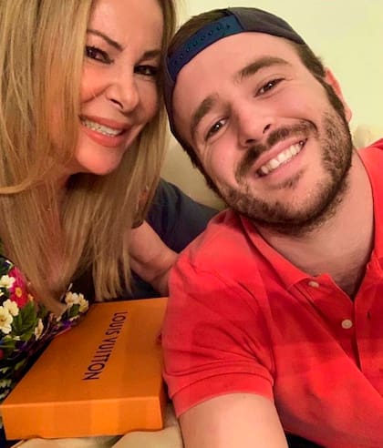 Madre e hijo en una imagen de 2019, cuando parecía que el cáncer la había dado un respiro a Aless.