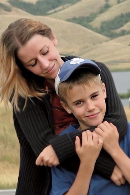 Madre
e hijo hace unos
años. Ella era
tan joven cuando
nació Justin que
prácticamente
crecieron juntos.