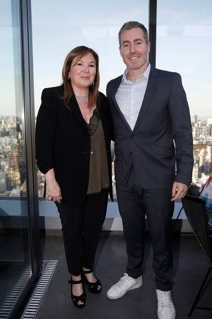 Madre e hijo, los anfitriones del cocktail de la asociación Amigos del Moderno: Marisa Liberman de Koifman y Hugo Koifman, CEO de Branson Desarrolladores Inmobiliarios y creador de Olympo Sky Bar. Ubicado en el piso 31 del la Lex Tower en la avenida Corrientes, el nuevo espacio cuenta con una vista 360 de la ciudad de Buenos Aires. 


