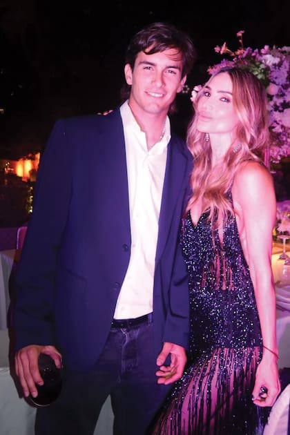 Madre e hijo, María y Adolfo VII, más conocido como Poroto. A los 19 años, su único hijo varón es una estrella internacional de polo, con 10 goles de handicap.