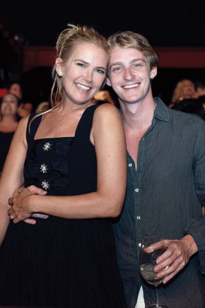 Madre e hijo. Valeria y Balthazar posan en medio del recital.