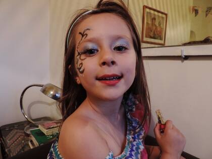 Madre pintó cara y ojos, ella los labios