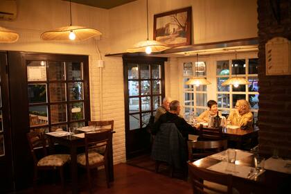 Madre recibe en un salón acogedor y muy bien atendido.