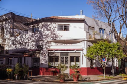 Madre Rojas funciona en una emblemática esquina de Villa Crespo y tiene una clientela fiel.
