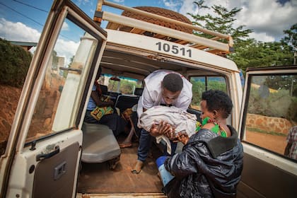 Madres con sus bebes, en el campo de refugiados de Nduta, en Tanzania, donde son atendidas por MSF