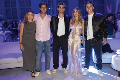 Madres e hijos. Camila Cambiaso y María Vázquez junto a Poroto Cambiaso y Jeta y Barto Castagnola