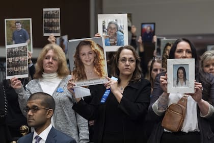Madres muestran pancartas con las fotografías de jóvenes que fueron víctimas de algún tipo de acoso o violencia en redes sociales, durante una audiencia sobre el tema en el Senado estadounidense