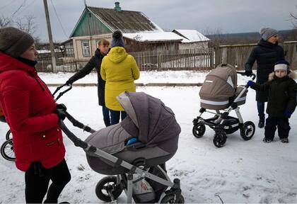 Madres ucranianas y sus bebés esperando chequeos en Levkivka, Ucrania, de un equipo que brinda servicios a los aldeanos que en gran medida no han tenido acceso a médicos desde que comenzó la invasión a gran escala de Rusia hace casi un año. (Foto: Lypsey Adario para The New York Times)