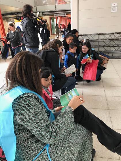 Madres y voluntarias leen a sus niños en una sala de espera del Hospital Garrahan